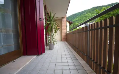 Vista generica sulle montagne o vista sulle montagne dall'interno dell'appartamento