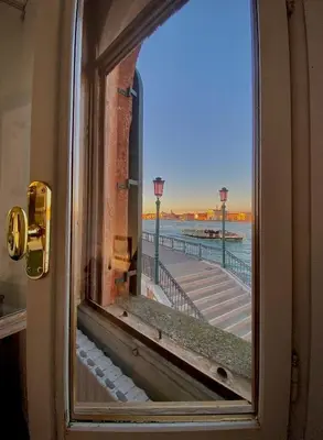 Vista generica sul mare o vista sul mare dall'interno dell'appartamento