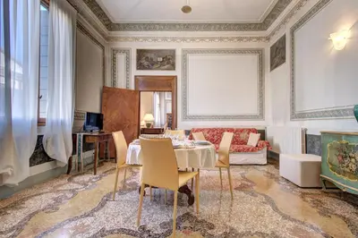 TV o dispositivi per l'intrattenimento presso DOGE STAIR, gorgeous - BBC Venice Grand 2024 Tour recorded here!