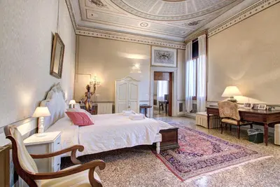 Letto o letti in una camera di DOGE STAIR, gorgeous - BBC Venice Grand 2024 Tour recorded here!