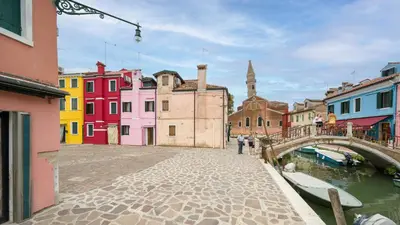 Vista generica su Burano o vista sulla città dall'interno dell'appartamento