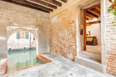 Piscina di Dream's door with canal view in Venice o nelle vicinanze
