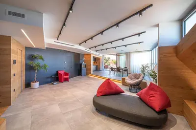 Area soggiorno di [Attico di Design] a 5 min da Centro e Fiera