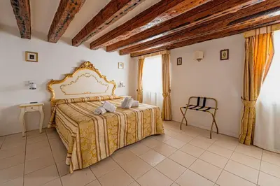 Letto o letti in una camera di Casa Leone- cozy and central accommodation in Venice