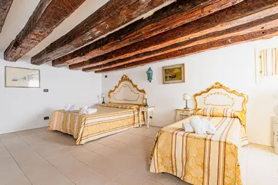 Letto o letti in una camera di Casa Leone- cozy and central accommodation in Venice