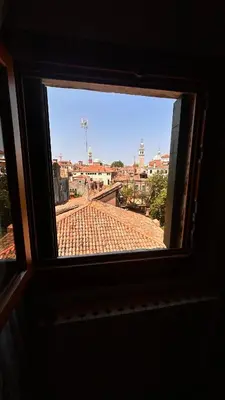 Vista generica su Venezia o vista sulla città dall'interno dell'affittacamere