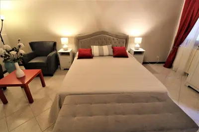 Letto o letti in una camera di CENTRAL AND SPACIOUS APARTMENT