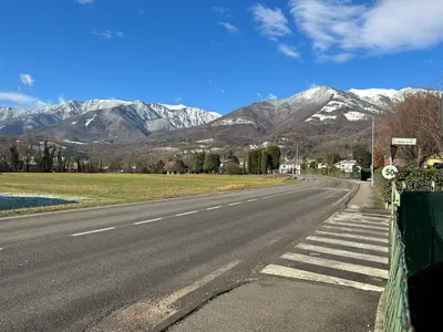 Vista generica sulle montagne o vista sulle montagne dall'interno della casa vacanze