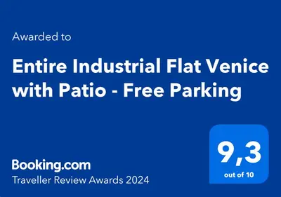 Certificato, attestato, insegna o altro documento esposto da Entire Industrial Flat Venice with Patio - Free Parking