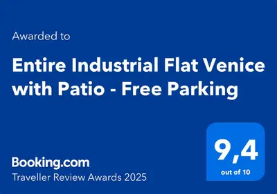 Certificato, attestato, insegna o altro documento esposto da Entire Industrial Flat Venice with Patio - Free Parking