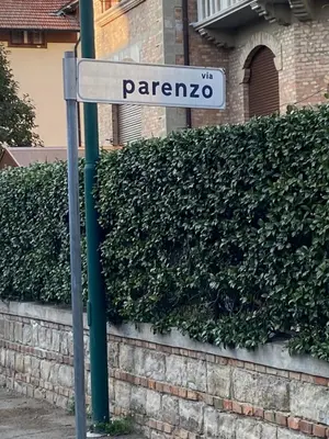 Certificato, attestato, insegna o altro documento esposto da Casa Vittoria