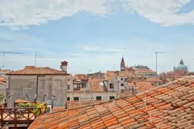Vista generica su Venezia o vista sulla città dall'interno dell'appartamento