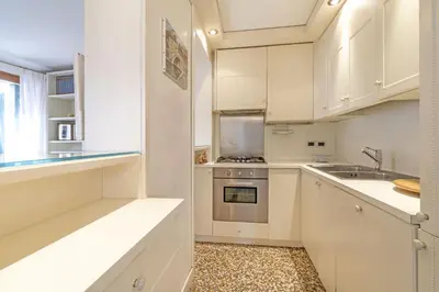Cucina o angolo cottura di Friari Suite-Luxury apt. close to Rialto Bridge
