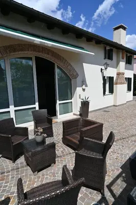 Area soggiorno di CA CENTOSA ARTISTIC HOUSE villa storica ristrutturata con patio e giardino