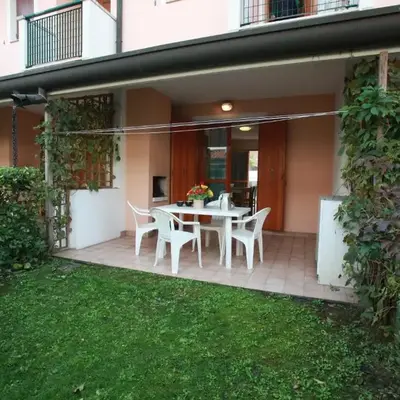 Terraced house with garden and porch